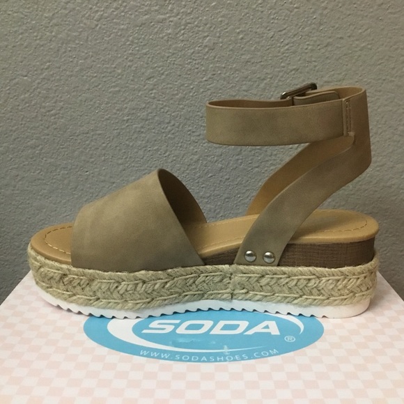 SODA Flatform Sandals - Picture 3 of 3